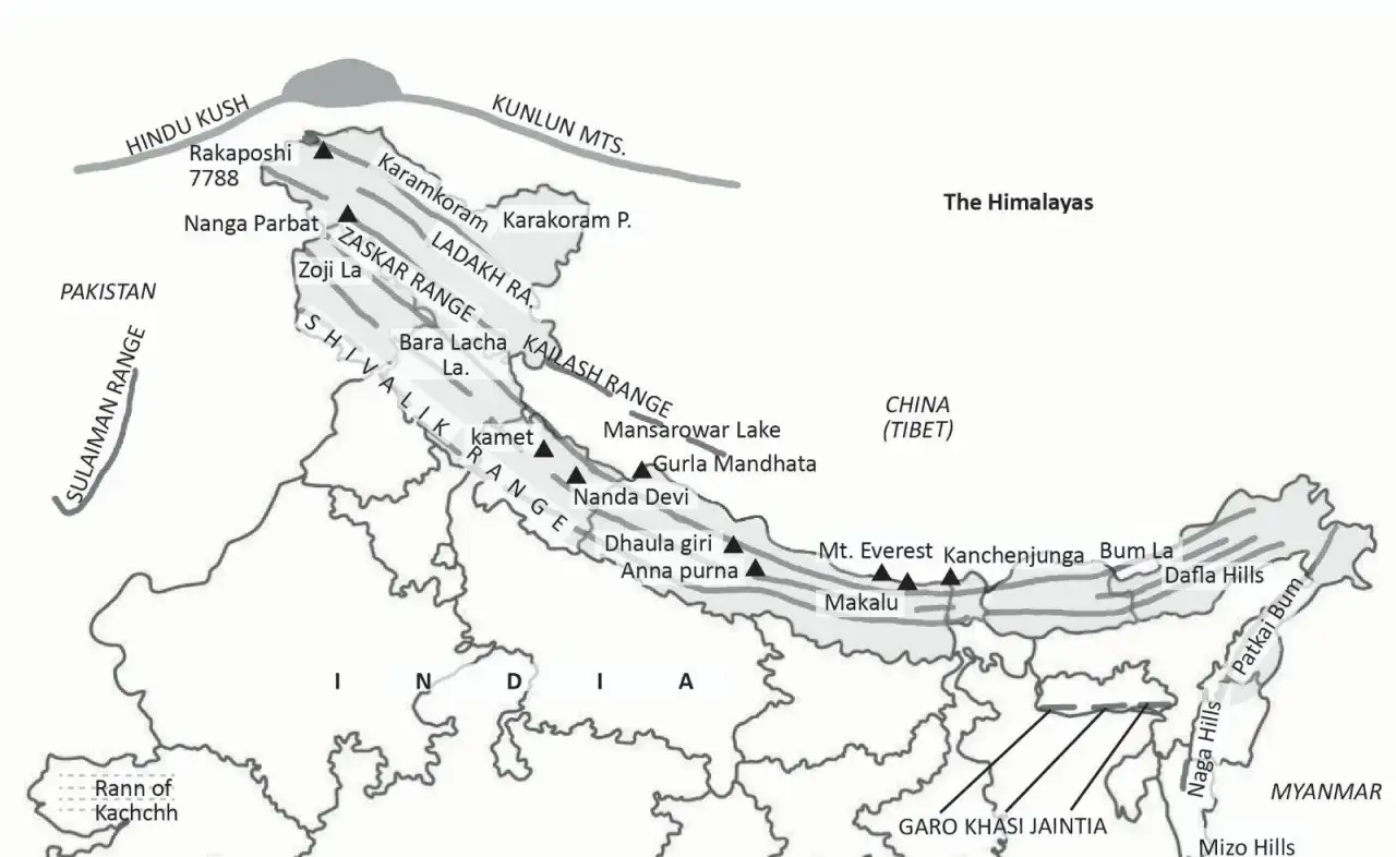 Mapa pokazuje, gdzie są Himalaje, rozciągające się od Pakistanu po Chiny, z zaznaczonymi szczytami jak Mount Everest.
