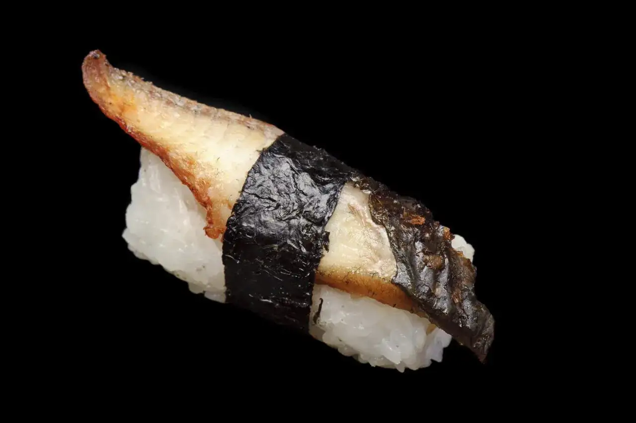 Pyszne sushi unagi z ryżem i nori, idealne na przekąskę.