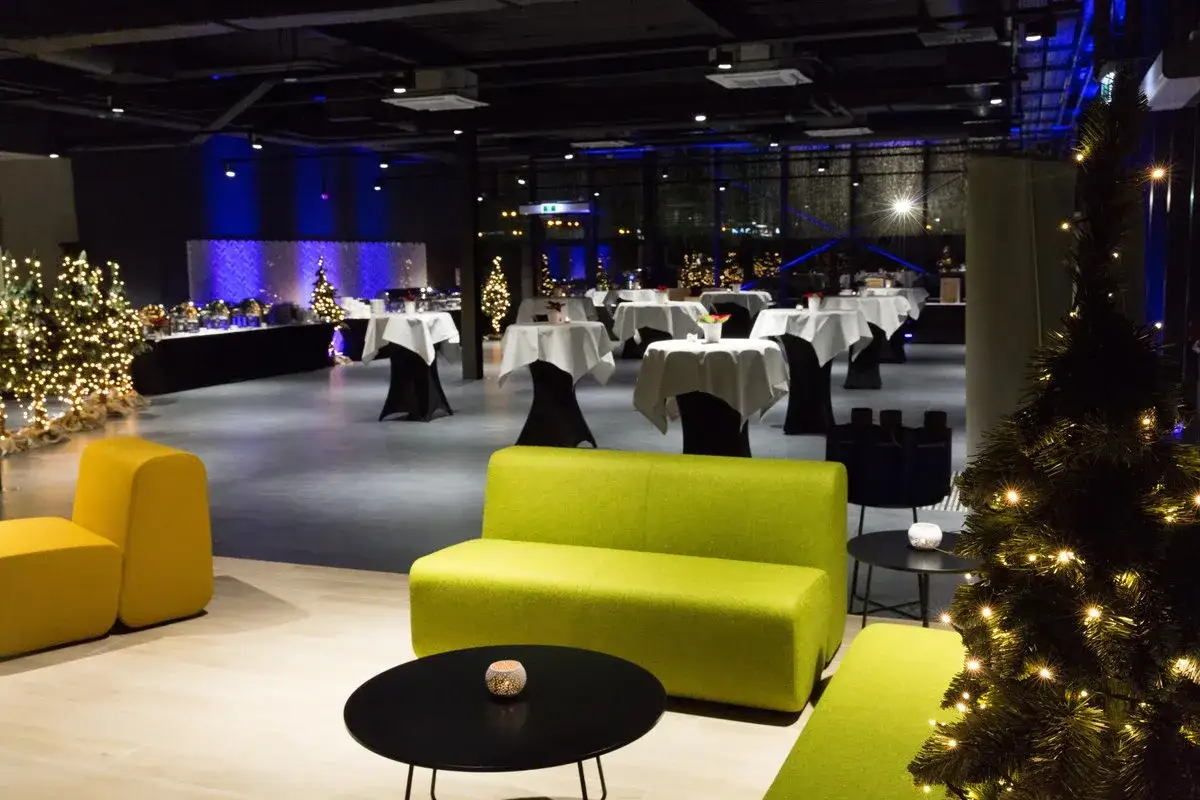 Elegancka sala bankietowa z choinkami i stołami, idealna na firmowe spotkanie. Sprawdź nasz ranking restauracji Wrocław!