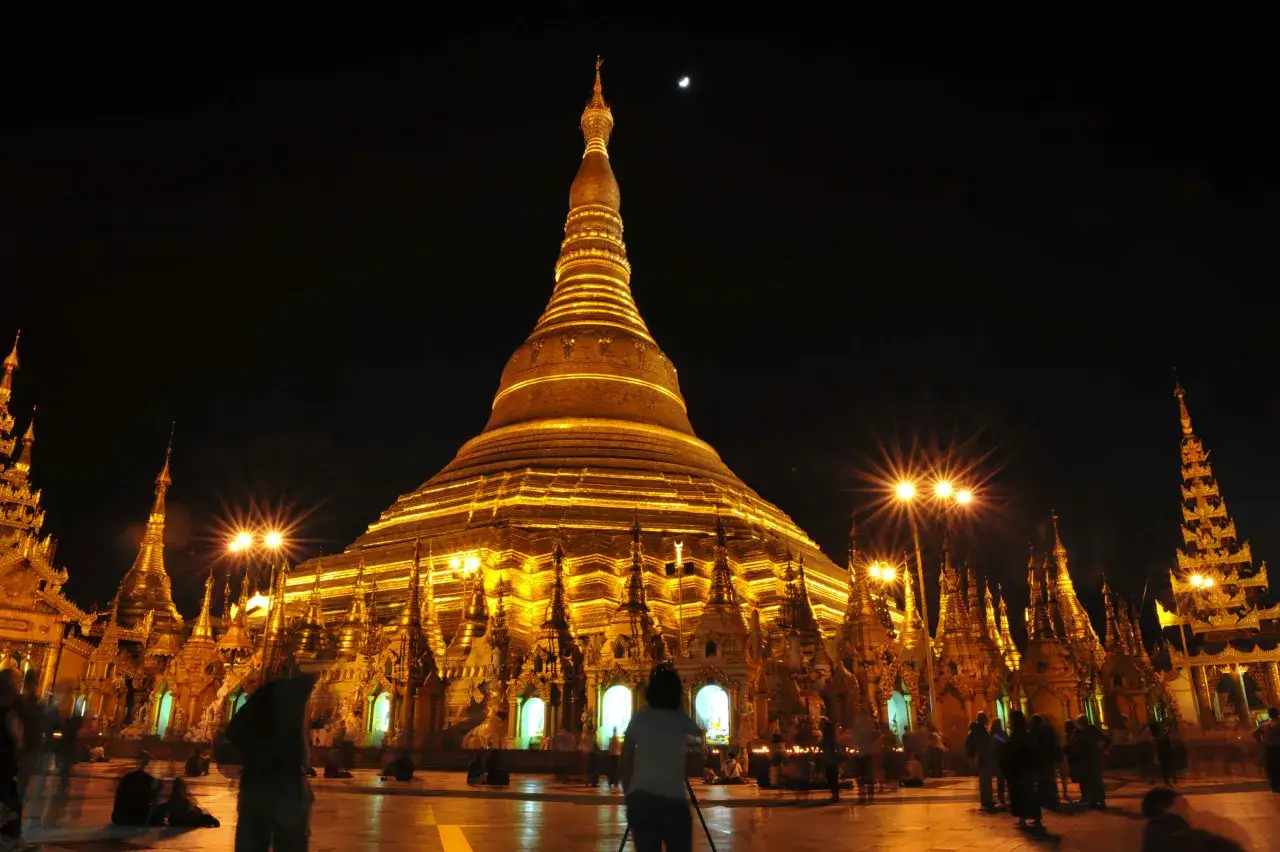 Złota pagoda w Birmie (Myanmar) nocą, z księżycem na niebie. To kraj pełen cudów.