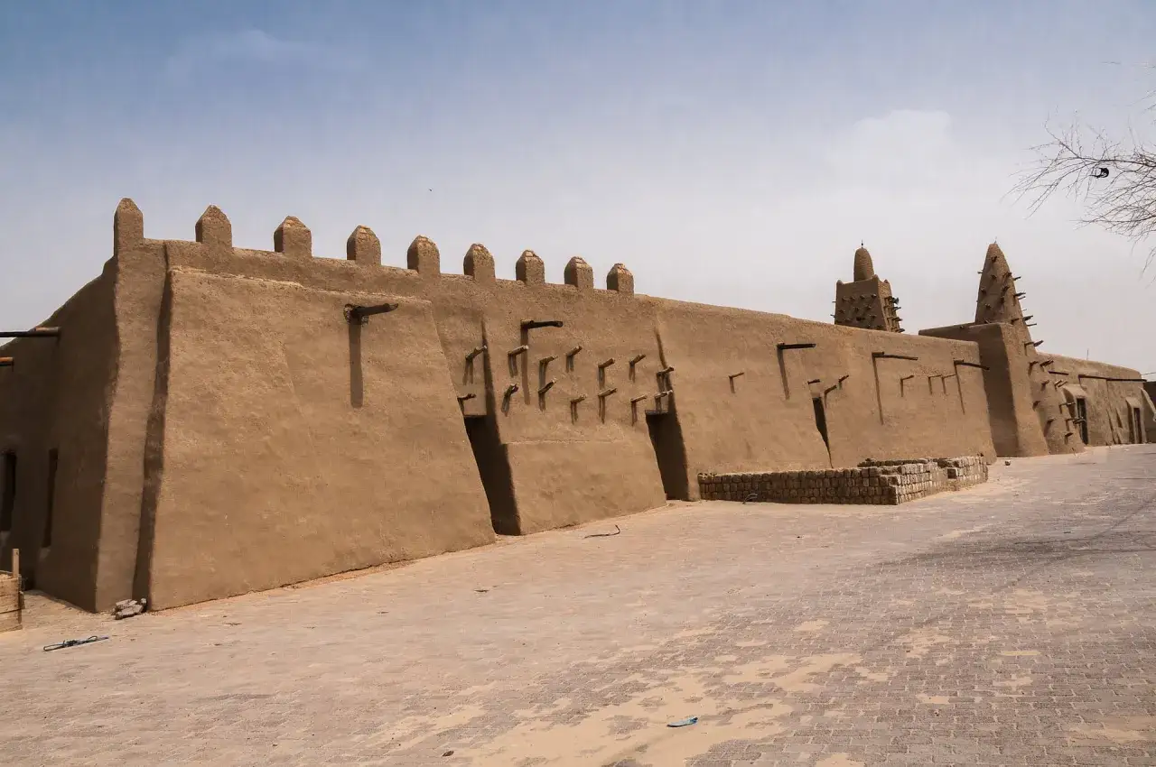 Wielki Meczet w Dżenne, kraj z Bamako, zbudowany z gliny, z charakterystycznymi minaretami i drewnianymi belkami.