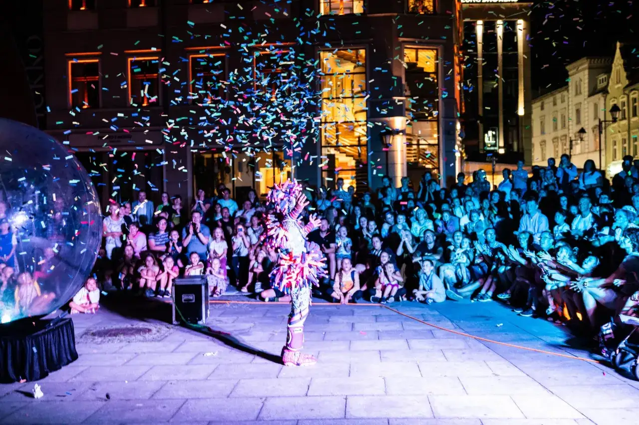 Kolorowy performer w konfetti, tłum widzów i wielka bańka – to dzisiejsze bydgoszcz wydarzenia.